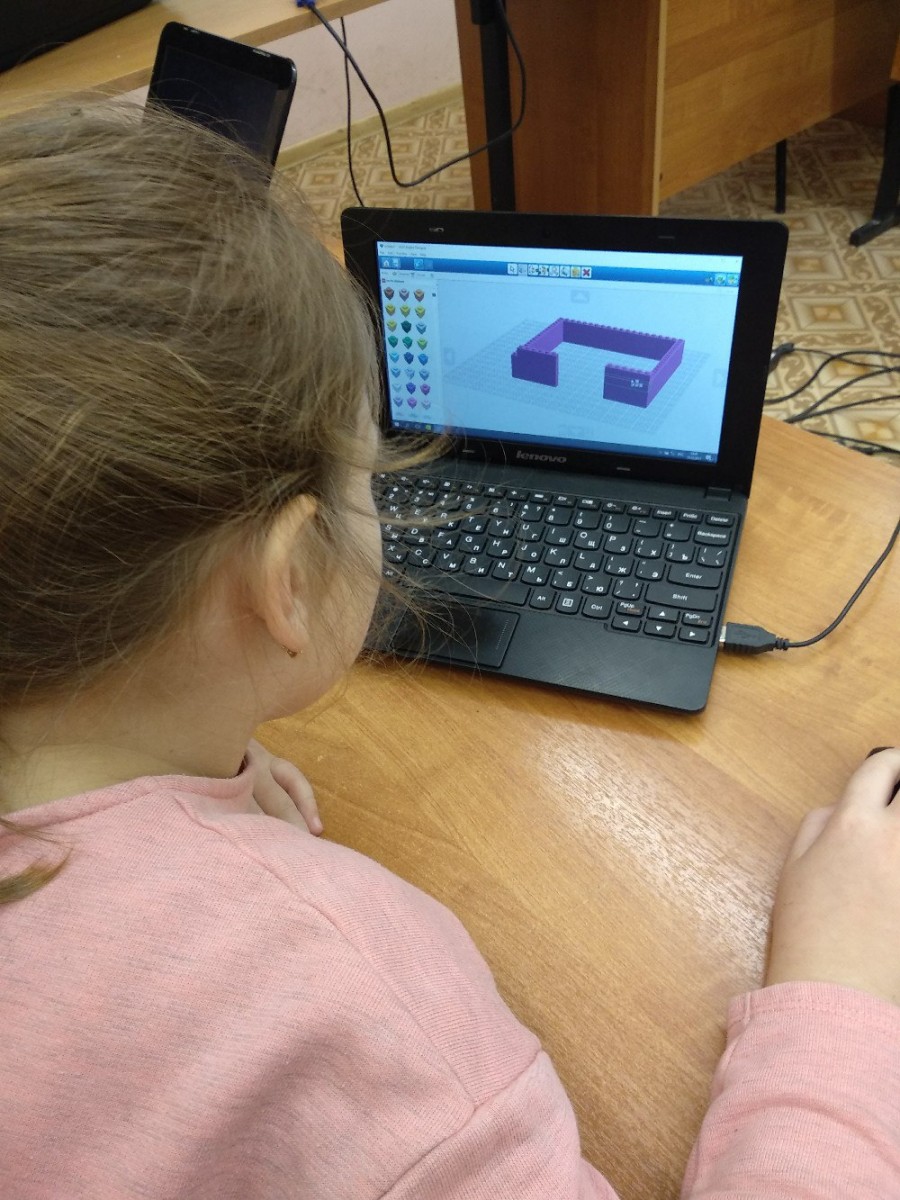 В Центре 'Новация' новационные девочки учатся работать на конструкторах Lego Digital