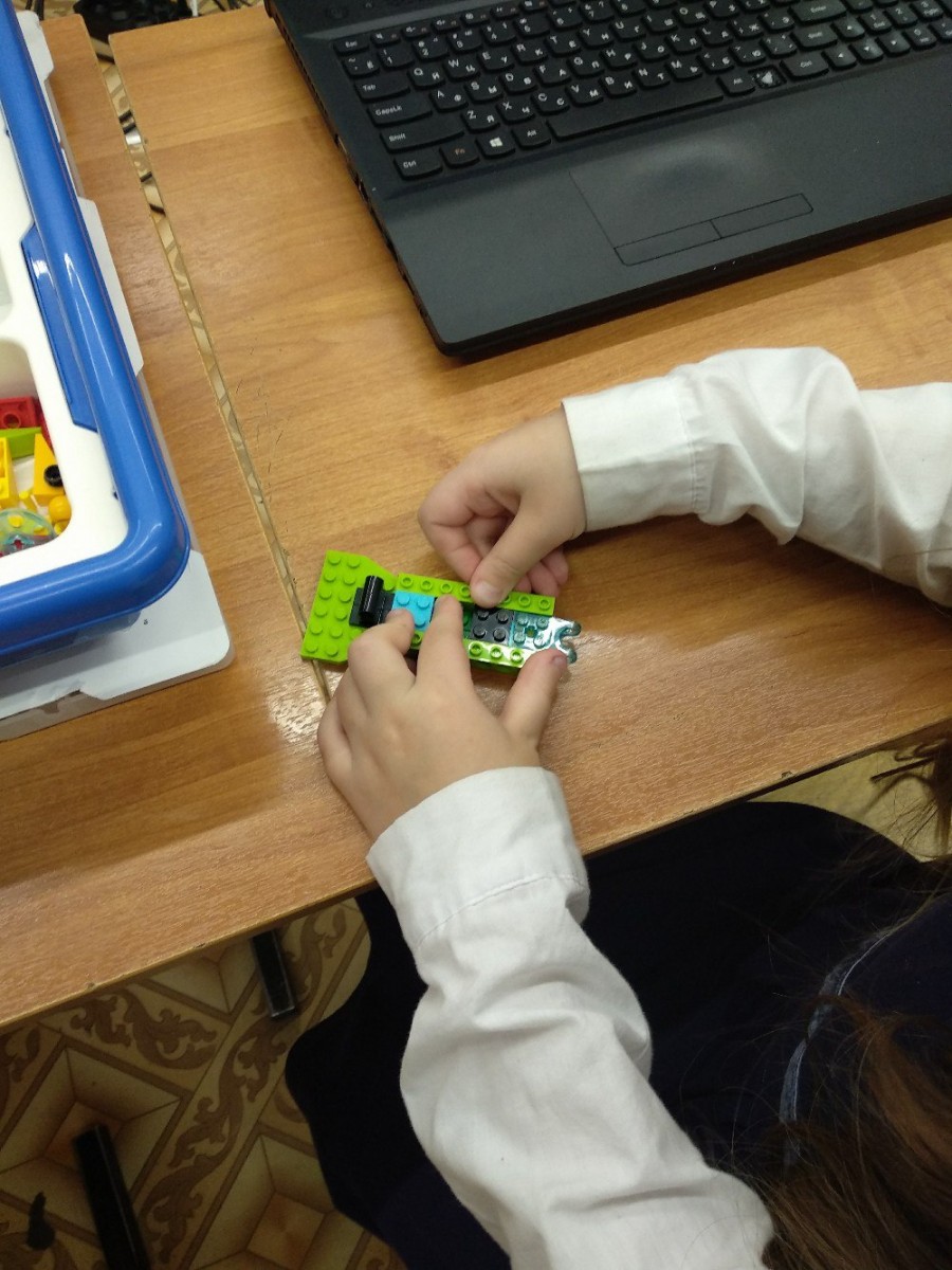 В Центре 'Новация' новационные девочки учатся работать на конструкторах Lego Digital