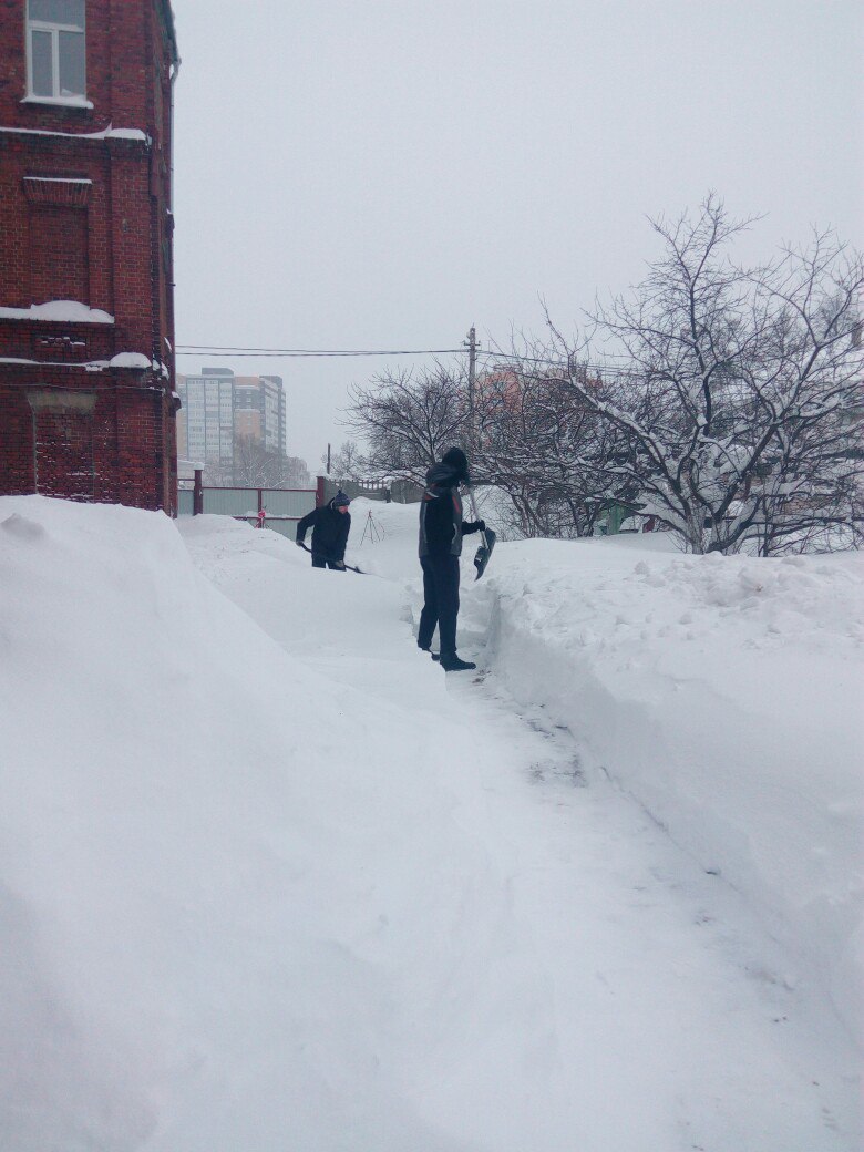 Уже третий день в Ивановской области идет снегопад. Занесены все дороги и территории учреждений.