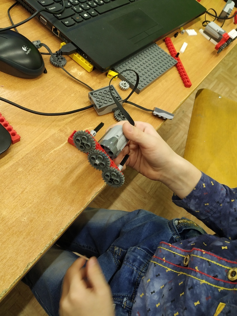 воспитанники Робототехники 1 уровня, создавали свои проекты на тему робот помощник для дома.